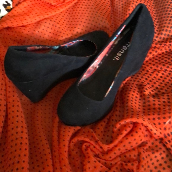 Wedge heeled black suede shoes - Picture 1 of 3